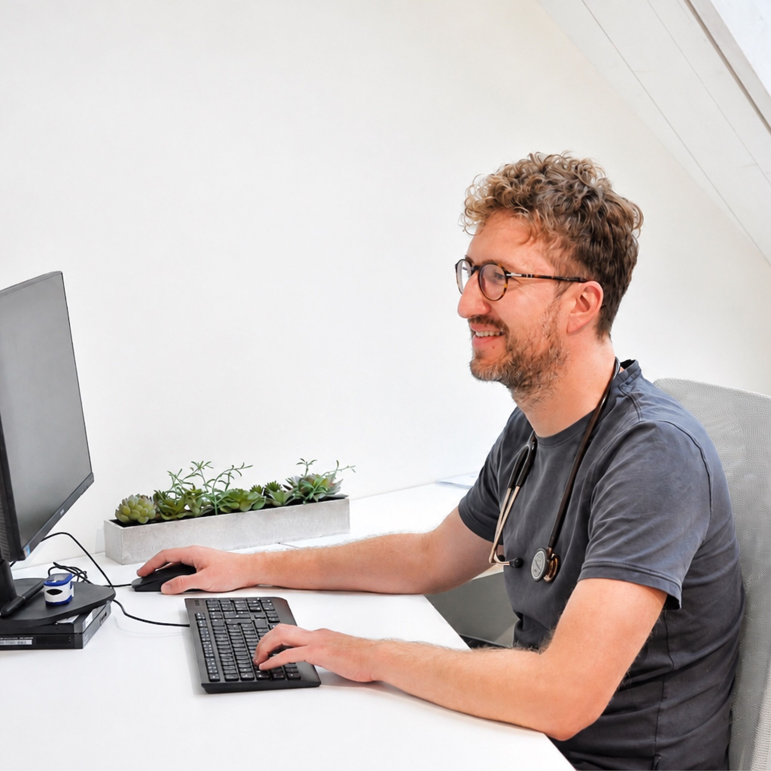 Arzt am Computer