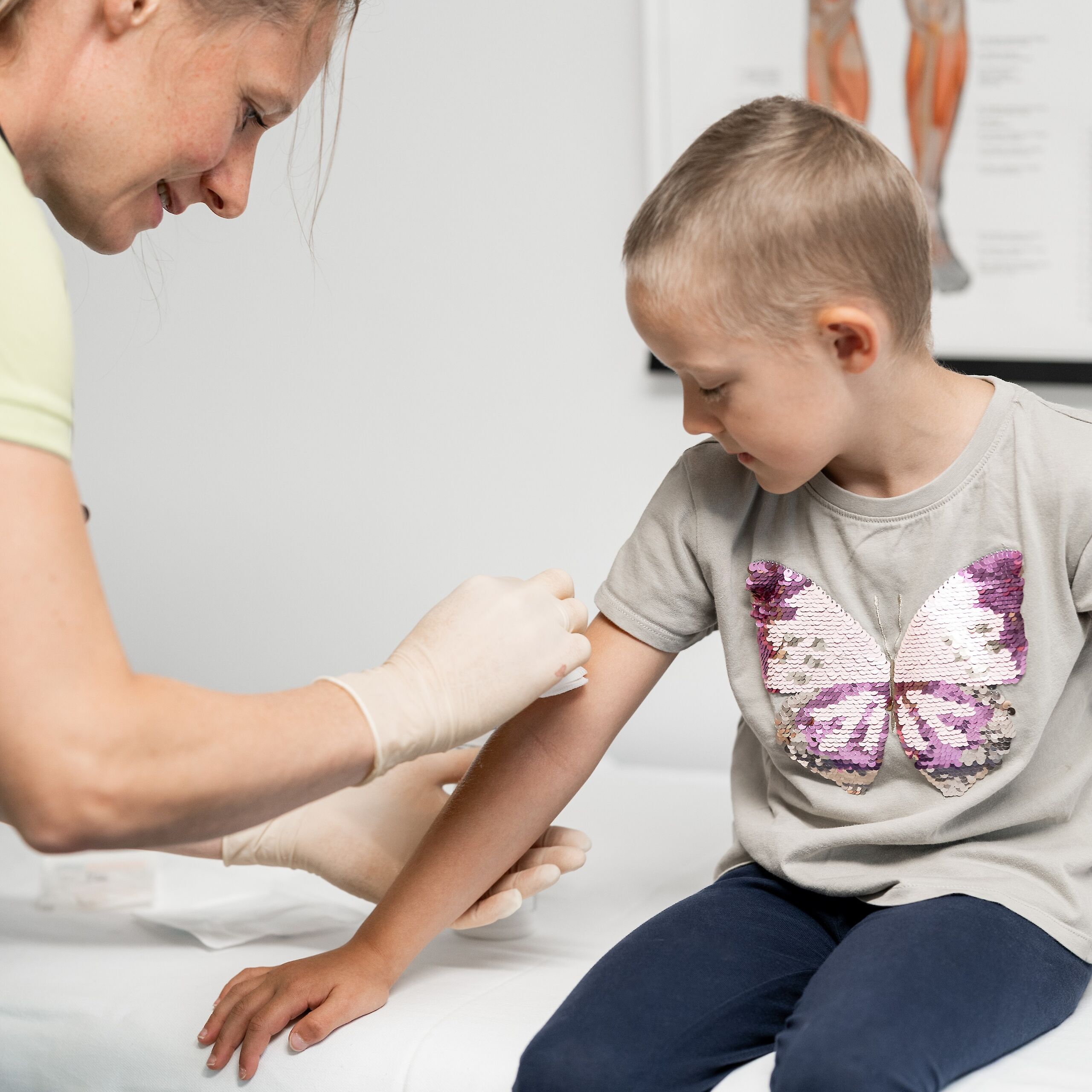 Ärztin behandelt kleines Kind